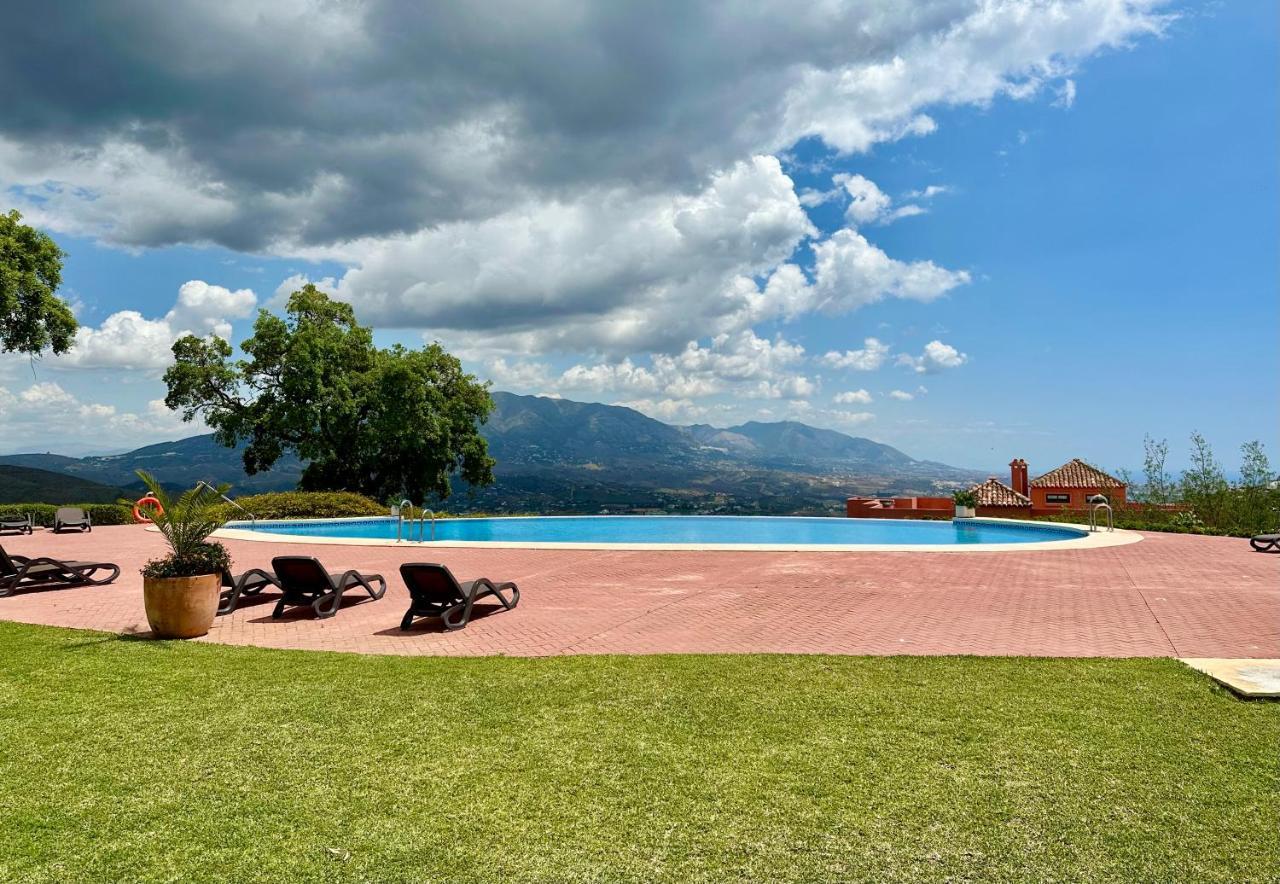 Bright In The Hills Of Elviria Apartament