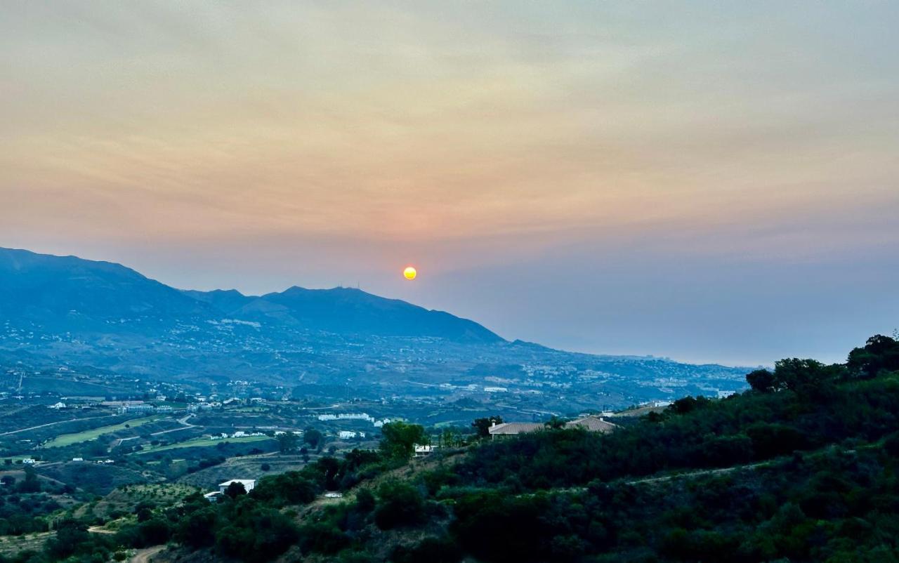 Bright In The Hills Of Elviria Apartament